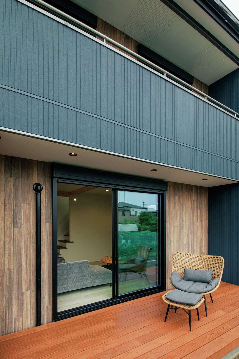 桜建築デザイン【デザイン住宅、子育て、間取り】リビングとつながるウッドデッキは子どもたちの遊び場として活躍しそう