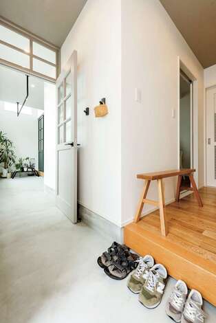 玄関とリビング土間には扉を設けて、プライバシーを守るだけでなく冷暖房の効率を上げて省エネにも貢献している