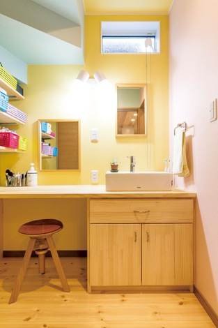 洗面室には、奥さまの化粧時間が楽しくなる鏡台を造作。その他の家具もほとんどが造作