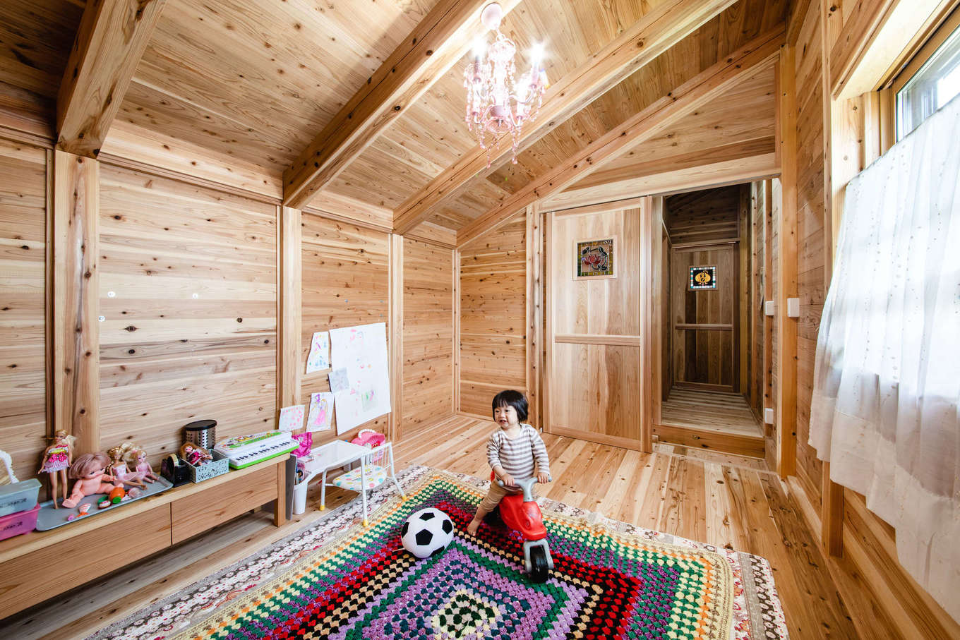 明城【1000万円台、自然素材、平屋】ロフト感覚の子ども部屋。勾配天井で、実際の面積よりも広く感じられる。子どもたちが巣立った後は、夫婦の趣味部屋としても使える