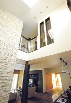 吹抜けからナチュラルな光が届くフルオープンのダイニングキッチン