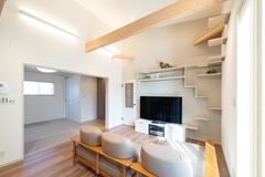 木の温もりが感じられる開放的なLDK。大きな窓から差し込む自然光が、明るく快適な空間を演出しています。備え付けのキャットウォークがスタイリッシュ。