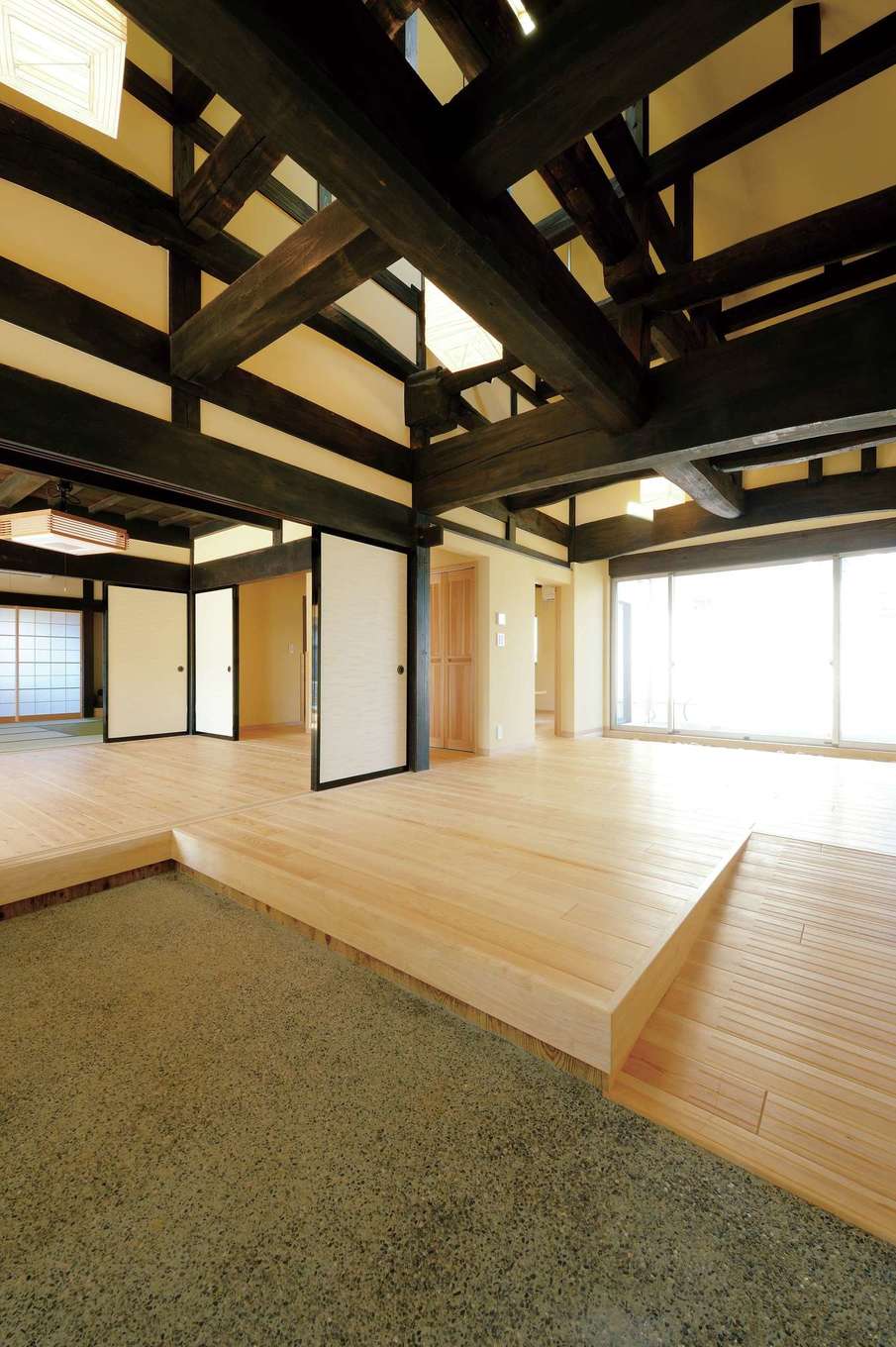 MABUCHI｜高級旅館のように生まれ変わった玄関 ホール。縦横無尽に組み込まれた太い梁に200年の歴史を感じる。楔やコミセンなど、伝統技術もそのまま残して