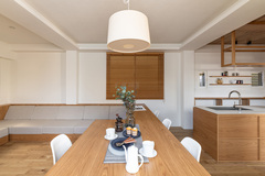 ご主人が家族を見守りながらくつろぐリビングと、奥さまが料理にこだわる時間を集中して過ごすキッチン、その2つの場所をつなぐダイニング。それぞれの「個」の時間の居心地を追求しながら「集まる」時間も豊かに演出