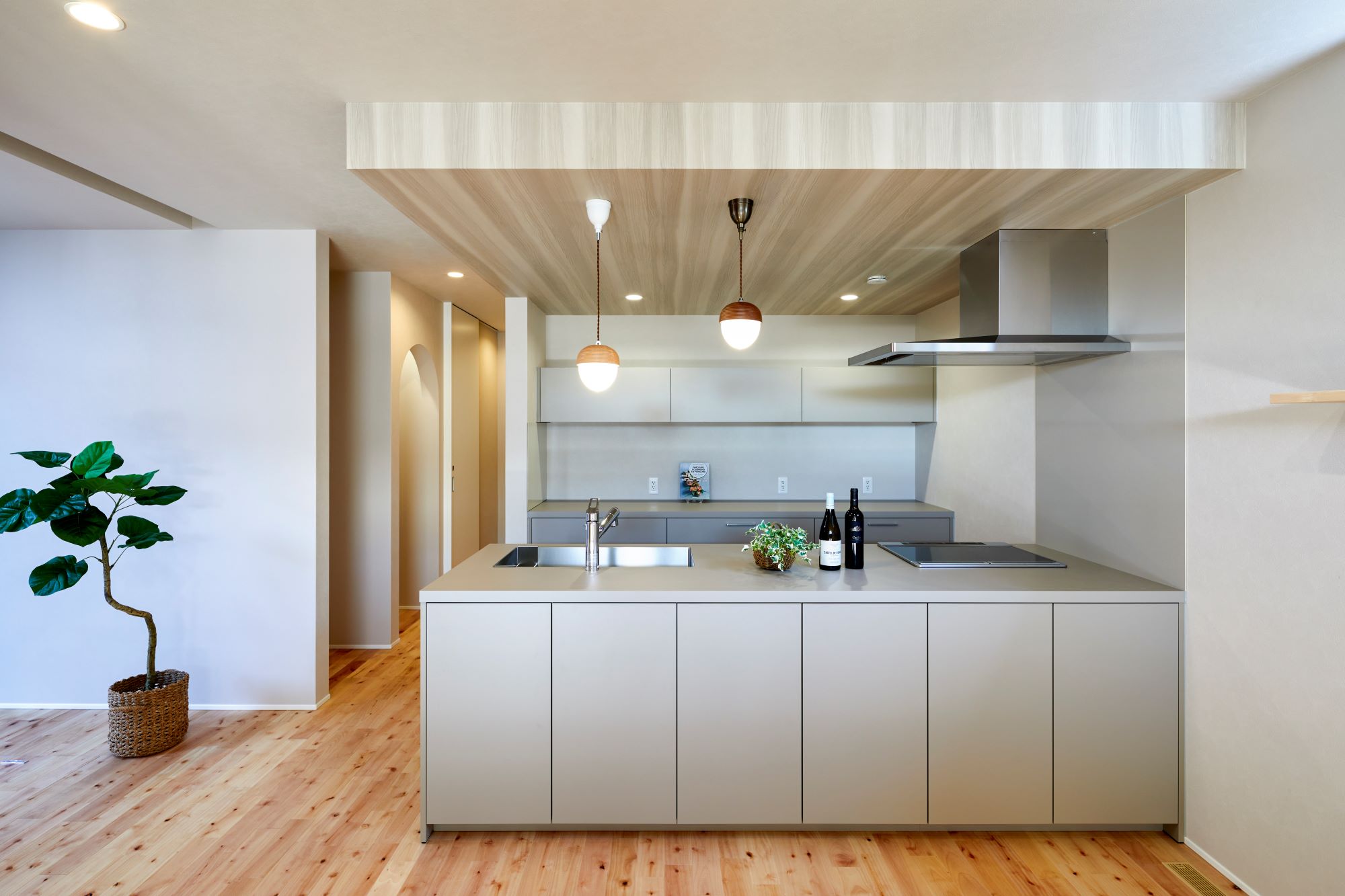 GATE（R+house春日井）｜モダンなデザインのキッチン。広々とした作業スペースがあり、シンプルながら高級感のある仕上がりである。