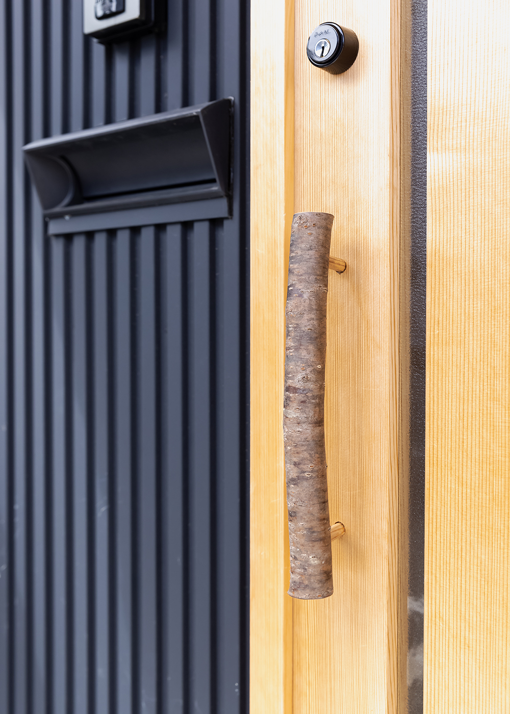 有吉住宅【収納力、自然素材、間取り】オリジナルの玄関ドア