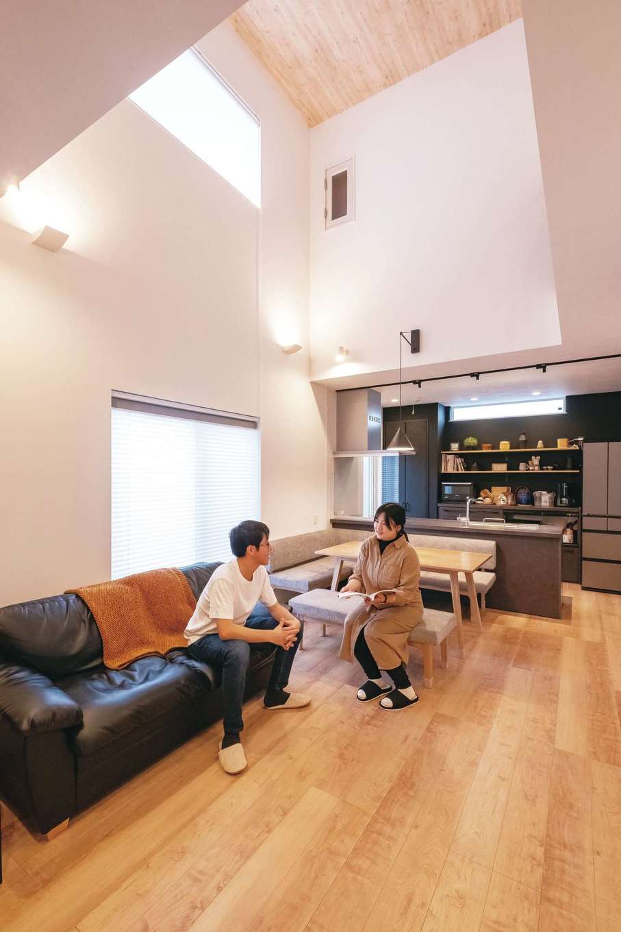 イデキョウホーム【デザイン住宅、省エネ、インテリア】開放感あふれる吹抜けのLDK。全館空調システムにより、ご主人は真冬でもTシャツ1枚で過ごす