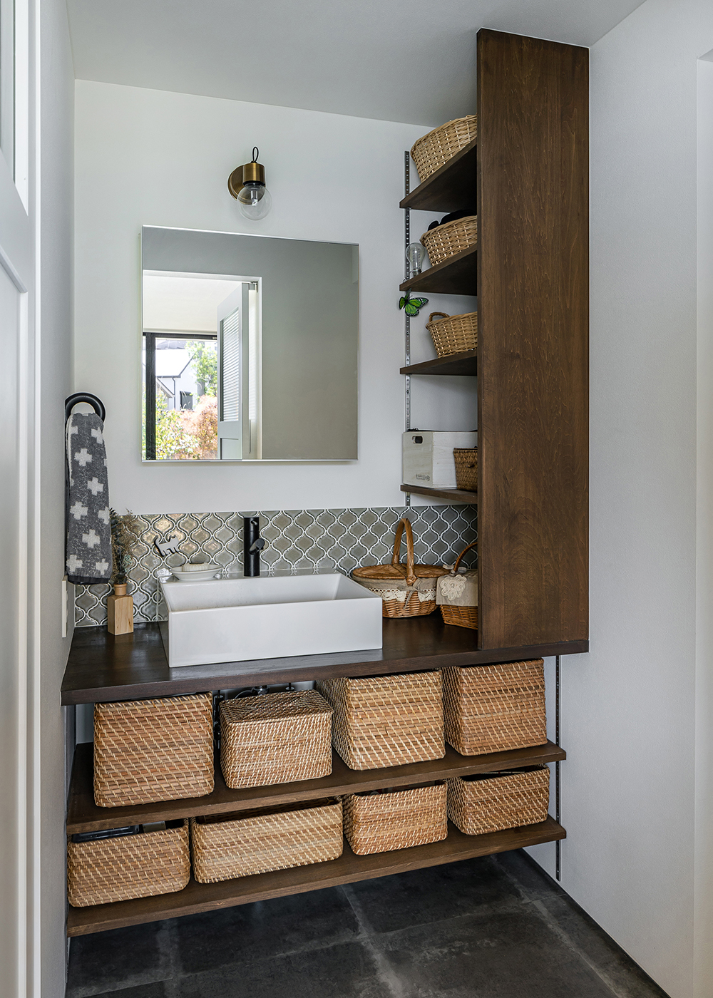 NATUREスペース【建築家、スキップフロア、ガレージ】何を置くか事前にヒアリングをして洗面スペースを造作。収納棚はものに合わせて高さを調節できる