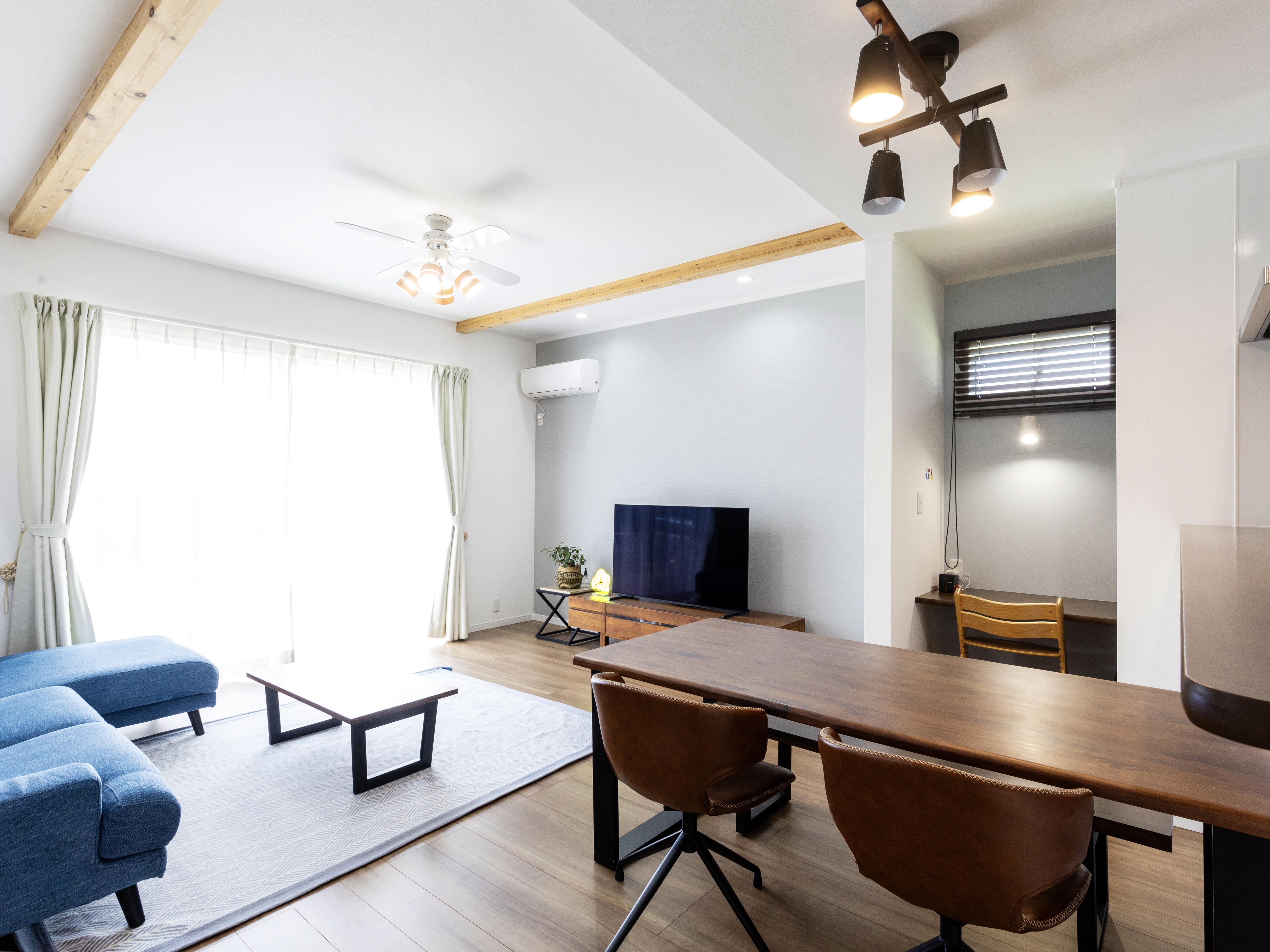 エスホーム｜限界まで天井を上げ、広く見せることを考えたリビング。ワンポイントの飾りにもなっているシーリングファンは夏冬で回転を変え、快適な空気の循環を助けている。