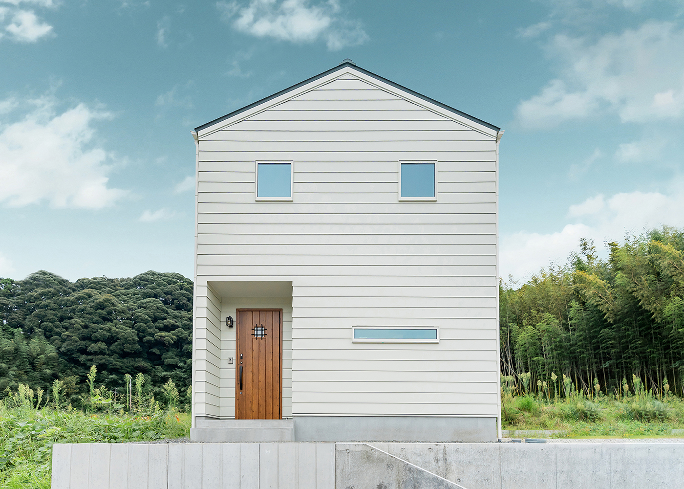 オレンジハウス【デザイン住宅、間取り、ペット】高低差のある高台にたたずむF邸。駐車場から階段を上がって玄関へ向かう。その分、室内から見える眺望は最高！シンプルな三角屋根のフォルムが逆に新鮮でかわいい雰囲気が漂う