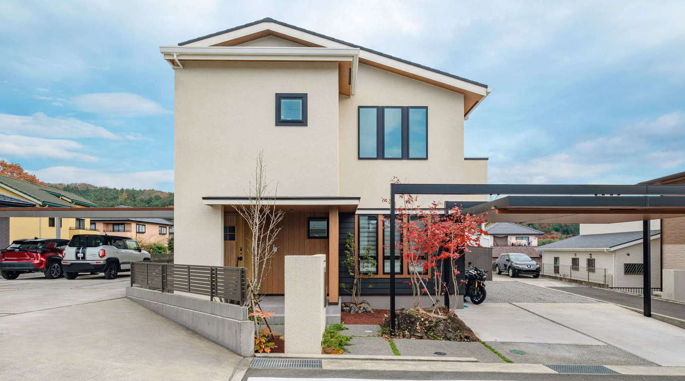 三井ホーム　静岡支店・静岡東支店【デザイン住宅、趣味、間取り】切妻屋根の落ち着きのある外観デザイン。1階の外壁は黒いサイディングを選び、玄関回りの木質系外壁材と組み合わせて和の落ち着きを演出