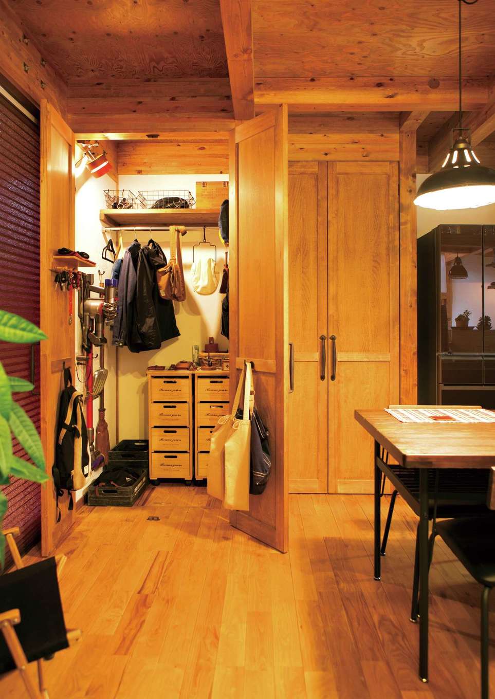 サイエンスホーム【デザイン住宅、ペット、ガレージ】便利なリビングイン収納。棚はご
主人の造作