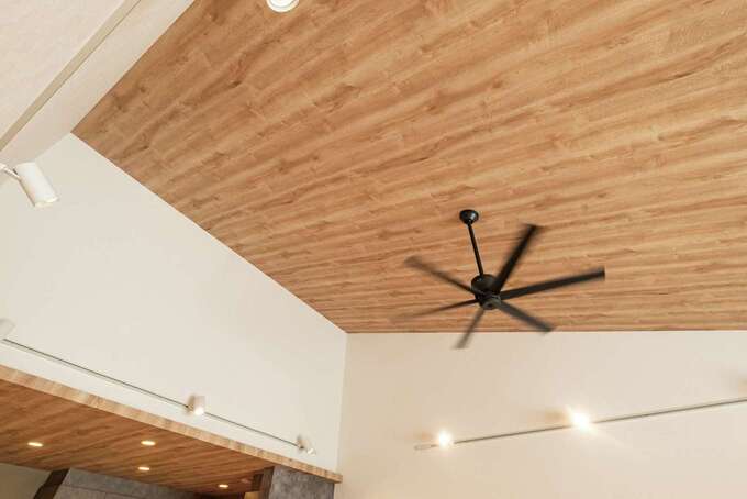 マンションが窮屈だったので、一つひとつの空間をゆったり確保したかったWさん。LDKは勾配天井を採用して、より広く感じられるつくりに