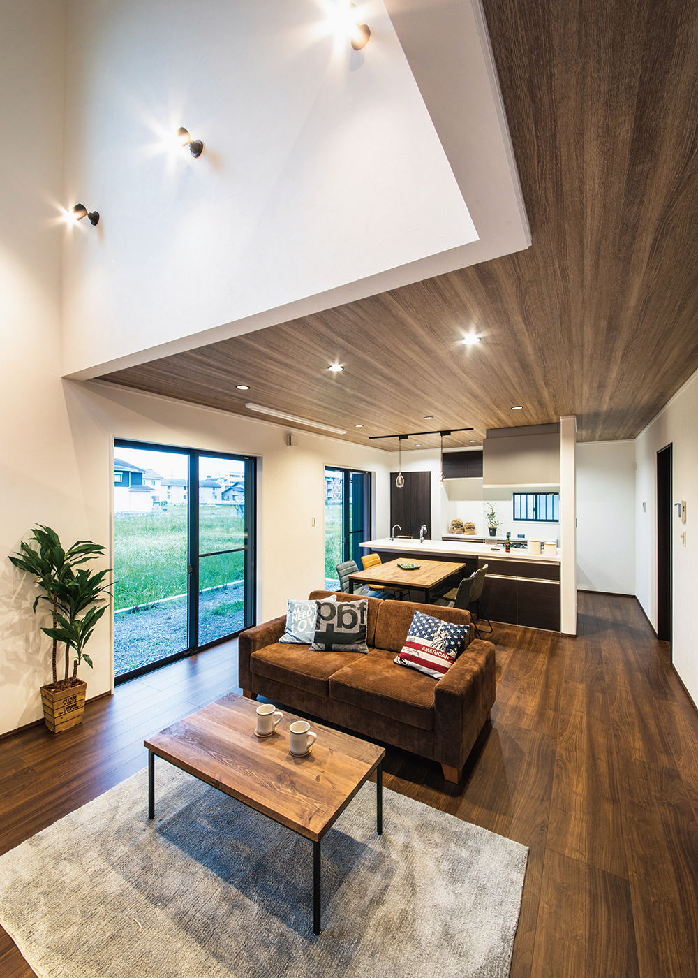 アイフルホーム焼津店 （三住建設）【デザイン住宅、子育て、スキップフロア】吹抜けの開放感と、窓の景色を眺めながら家族団らんの時間を楽しめるLDK