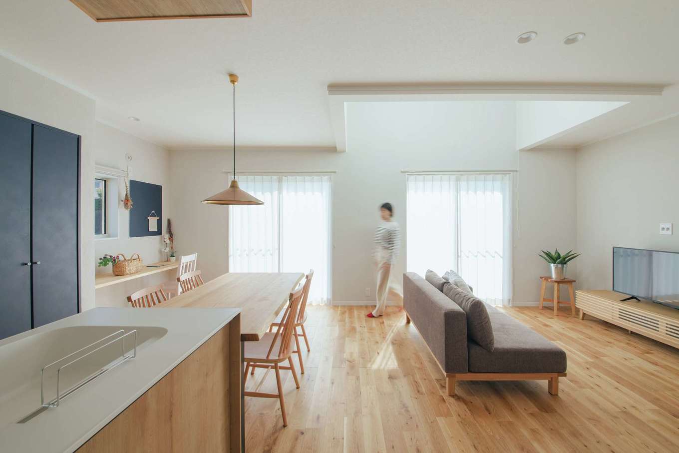 ほっと住まいる【自然素材、間取り、インテリア】昼間は照明が必要ないほど明るいリビング