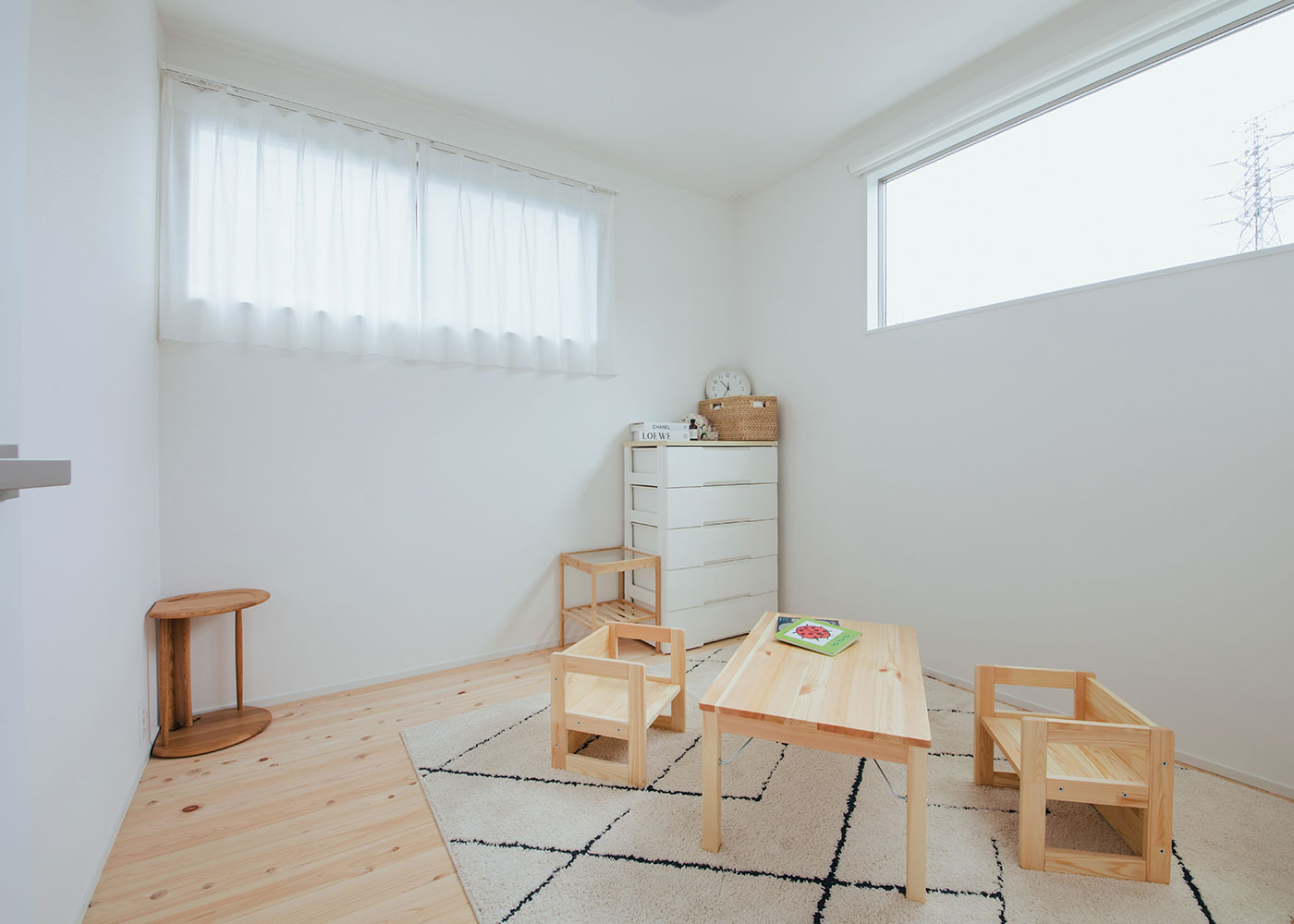 フジモクの家（富士木材）【子育て、自然素材、狭小住宅】将来に備え、2つの子ども部屋を用意した。窓の位置やサイズは、周辺環境を踏まえて決定。壁はマグネットがつくようになっている