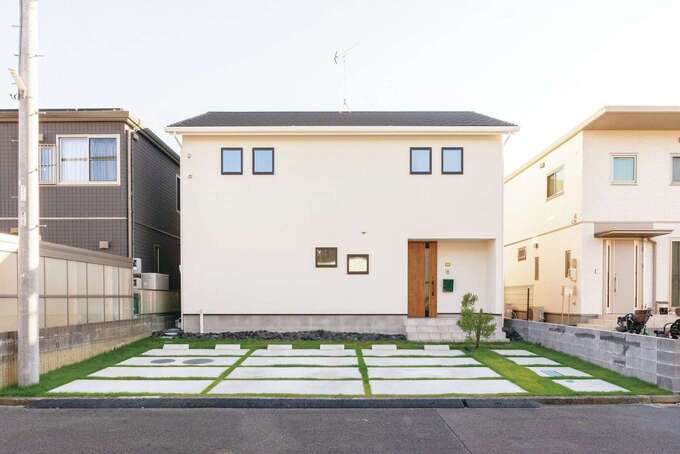 プライバシーを守りつつ、窓のラインが美しいシンプルモダンな外観