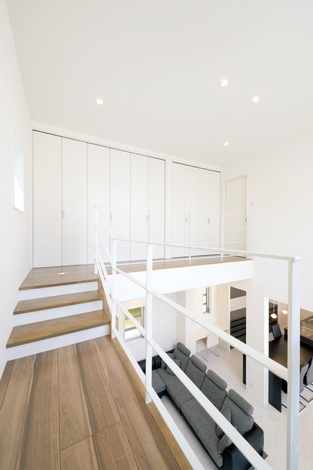 寝室へと続くスキップアップした通路にクローゼットを配置。奥行きは90cmもあり、仕事の資料や日用品などを余裕で収納