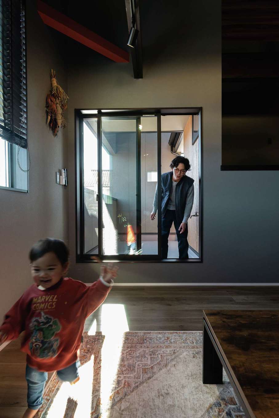 三和建設【子育て、間取り、インテリア】リビング横のバルコニーは約6畳の広さ。一部に屋根をかけ、喫煙場所のほか、休日にはBBQをしたり朝食を食べたりすることも。夏には子どものプール遊びも楽しめそうだ