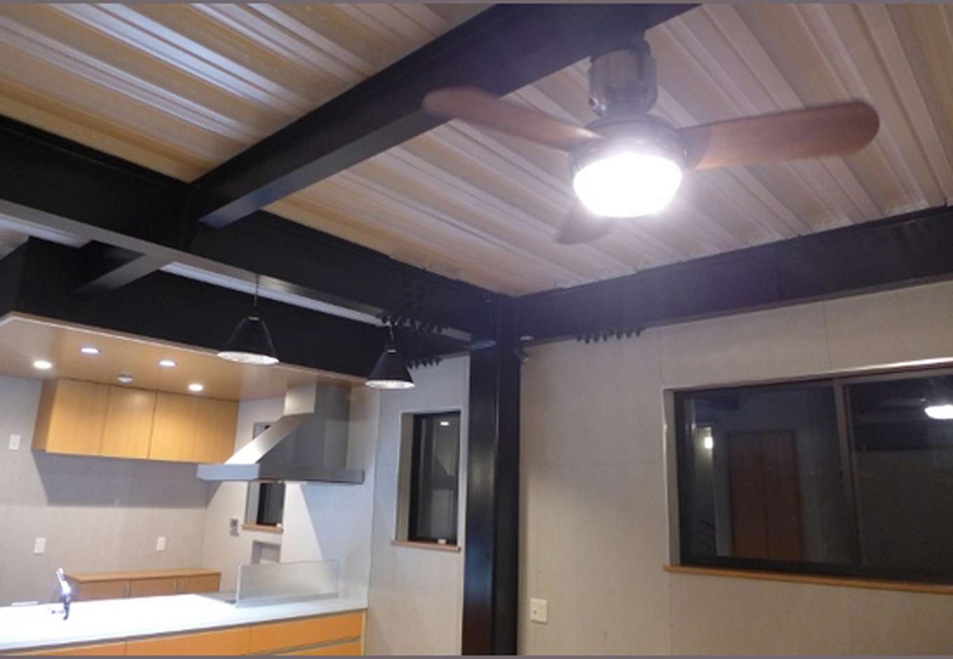 建築システム（狭小住宅専門店）【デザイン住宅、ガレージ、鉄骨鉄筋コンクリート構造】天井の鉄骨はそのまま剥き出しにして黒く塗装することでクッキリ浮かび上がる。窓のサッシもブラックで統一