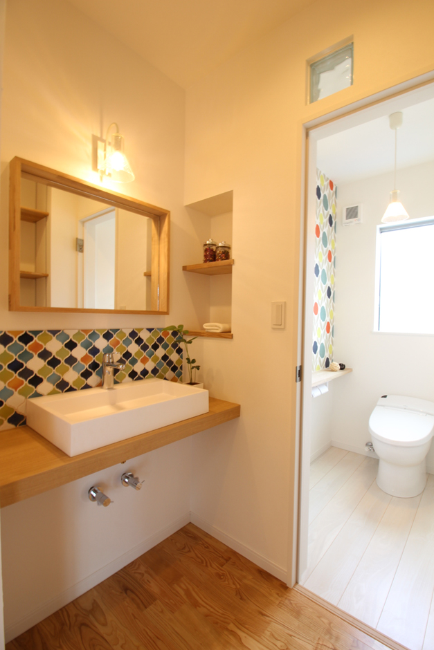 小野田産業～designers house project～【デザイン住宅、子育て、自然素材】手洗い場のタイルに合わせトイレの壁面も同色系でコーディネート