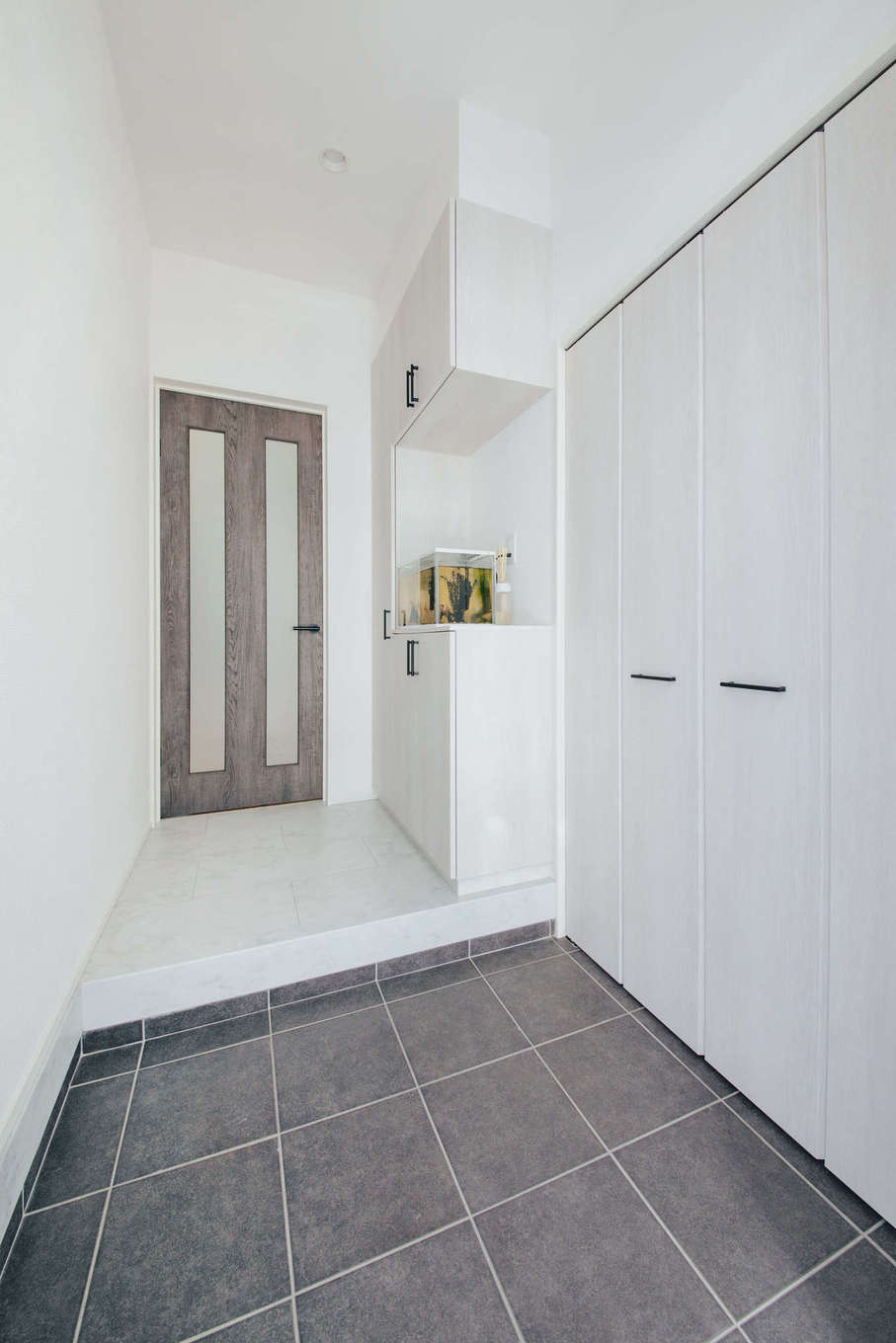 エフエフ住宅【ペット、平屋、スキップフロア】玄関は約1.4畳の広めなシューズクローク付き