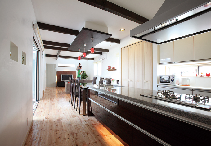 天井のアクセントウォールと赤の照明がイタリアンレストランのような温かさを演出している