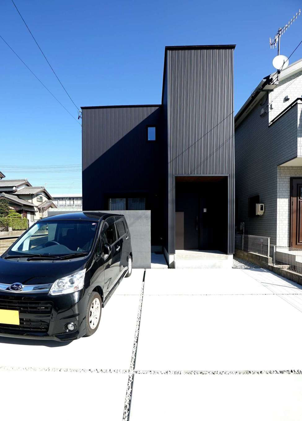 RIKYU 一級建築士事務所【デザイン住宅、間取り、建築家】建売住宅が立ち並ぶエリアで、ひときわ存在感を発揮しているO邸。南北に長い土地形状を最大限に活かし、絶妙な“たまり”＝“間”をとっているのが特徴