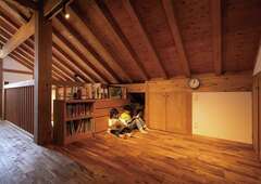 隠れ家のような小屋裏は、ファミリーライブラリーにもなっている