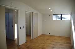 将来の暮らしの変化に対応できるよう、余白を残した子供部屋。
家族構成やライフスタイルに合わせて使い方を柔軟に変えることができます。
無垢材の床と自然光が、どんな使い方にも心地よさをもたらします。