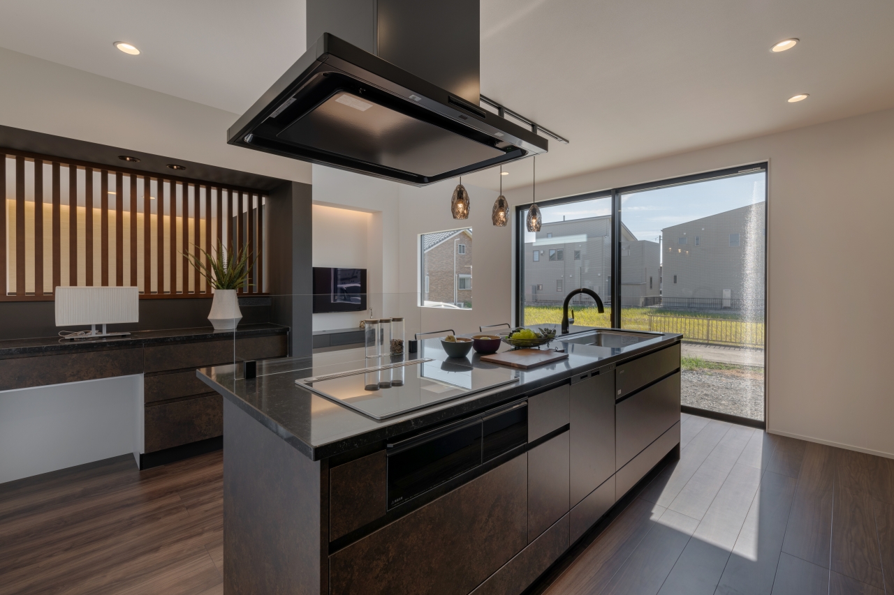 サンジョーホーム｜大きな窓から陽光が差し込むモダンなキッチン。広々としたカウンターにシンプルなデザインが特徴で、料理を楽しむのに最適な空間。  