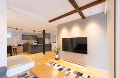 既存の柱を象徴的にあえて現し、家族の歴史の承継にも貢献しています。