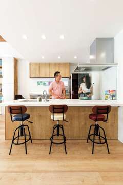 調理師のご主人が腕をふるうことも多く、キッチンの使い勝手にはこだわった。色違いのスツールがアクセントに