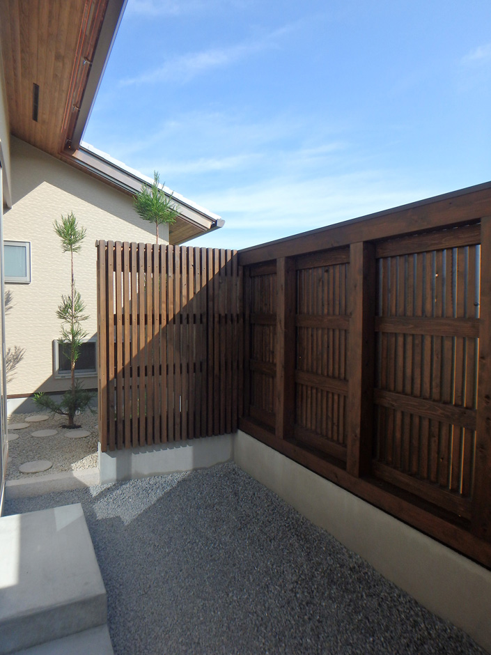 TDホーム静岡西 ウエストンホームズ【デザイン住宅、自然素材、平屋】お庭には採光と通風を確保しつつ外部からの視線を遮る格子を設置