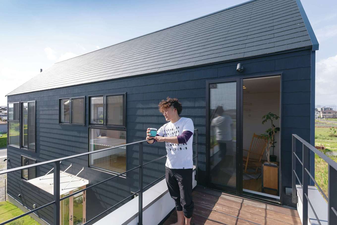 MABUCHI【デザイン住宅、建築家、インテリア】目線を気にせずくつろげるプライベートバルコニー。これからの季節は、仲間を呼んで花火大会を見るのが楽しみ