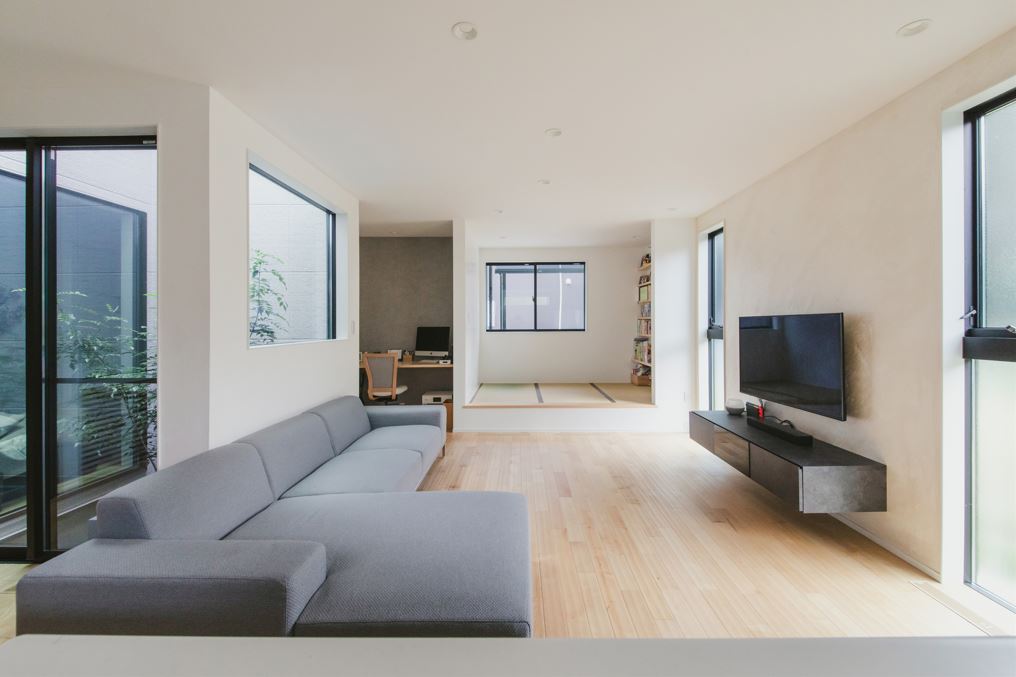 nattoku住宅【デザイン住宅、子育て、収納力】23.7畳のLDK。無垢の床、漆喰の塗り壁に全館空調をプラスしたことで一定の温度をキープしつつ、きれいな空気がゆったりと流れている。エアコンがない空間はすっきりと見えるし、何より掃除がラク