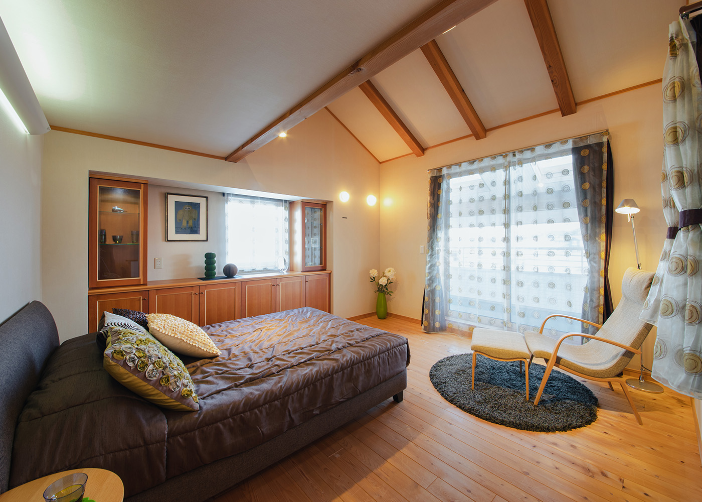 エフエフ住宅【掛川市細田293・モデルハウス】窓際に造り付けの家具を配置することで、部屋をよりすっきりと見せている