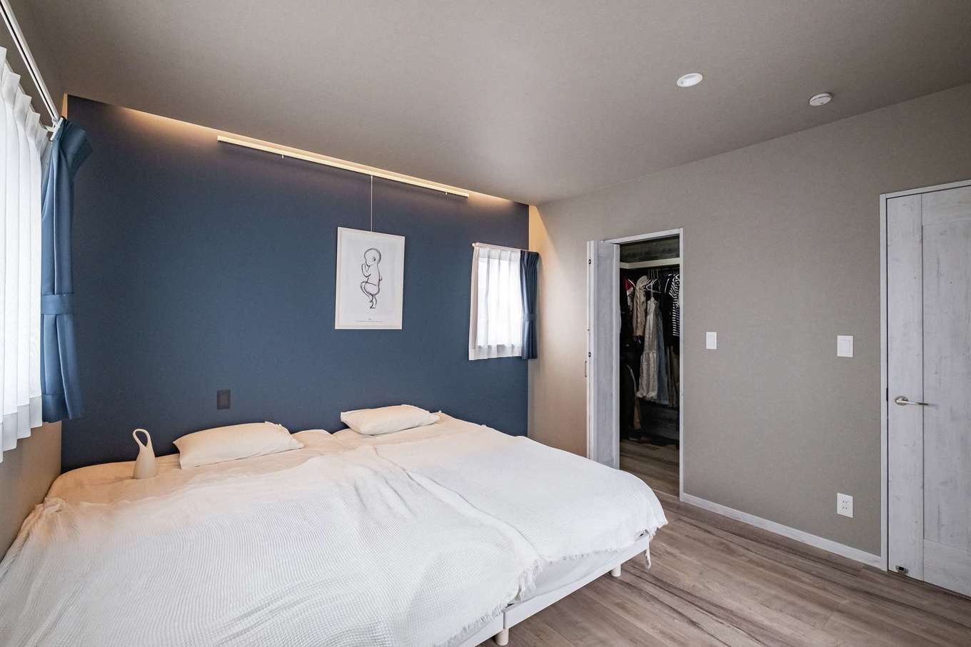 ぽっくハウス【リプルス】【デザイン住宅、狭小住宅、間取り】寝室はアクセントのクロスに間接照明が落ち、夜もいい雰囲気。ウォークインは利便性にも配慮