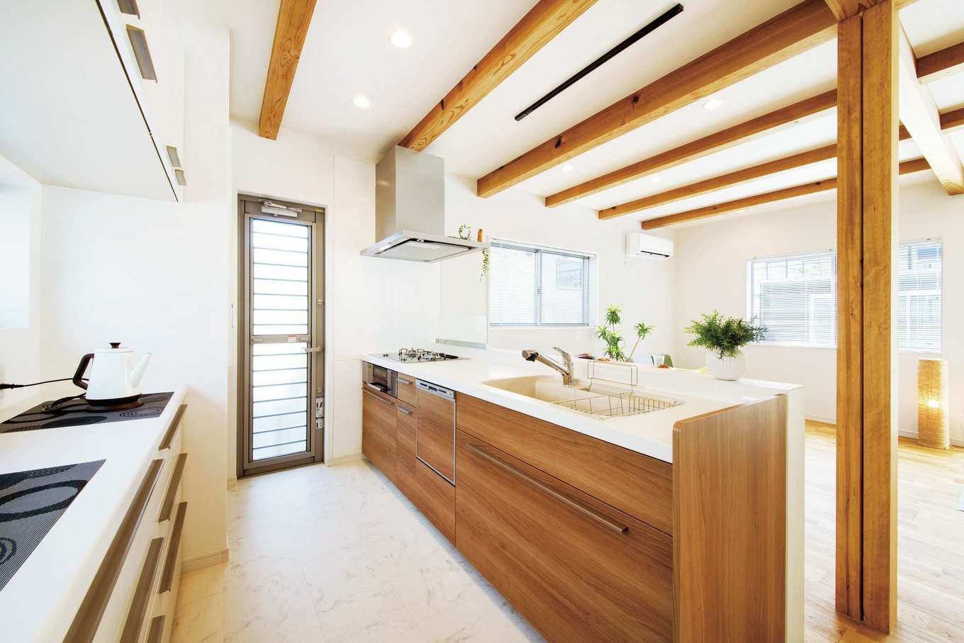 住たくeco工房【1000万円台、趣味、自然素材】明るいキッチンは奥さまのお気に入り。作業スペースも広く、大人が数人入っても窮屈に感じない
