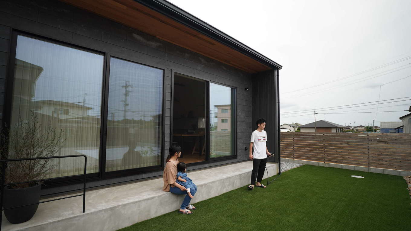 Select工房【デザイン住宅、間取り、平屋】すぐ庭に出て遊べるリビングに面したデッキ空間