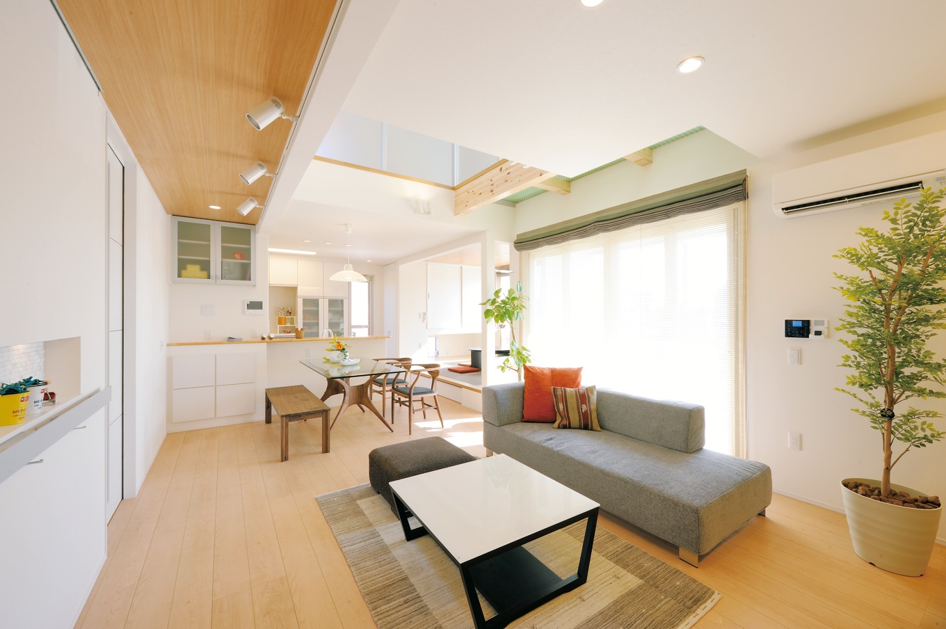 アイフルホーム焼津店 （三住建設）【焼津市八楠3-10-13・モデルハウス】キッチンから家族の様子を見渡せるLDK。吹抜けを通して2階の気配もわかる