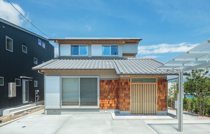 こだわりのいぶし瓦は一部をガラスに。リビングへやさしい光を落とす