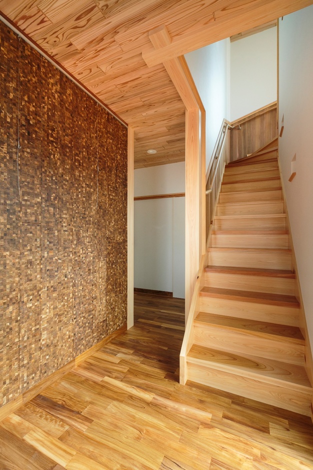 左の壁はチーク小口張り。階段は強くで丈夫なケヤキ1枚板