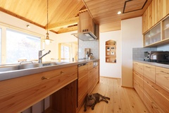 温かみのある木材をふんだんに使用したキッチン。開放感のある窓からは自然光が差し込み、明るい空間を演出している。