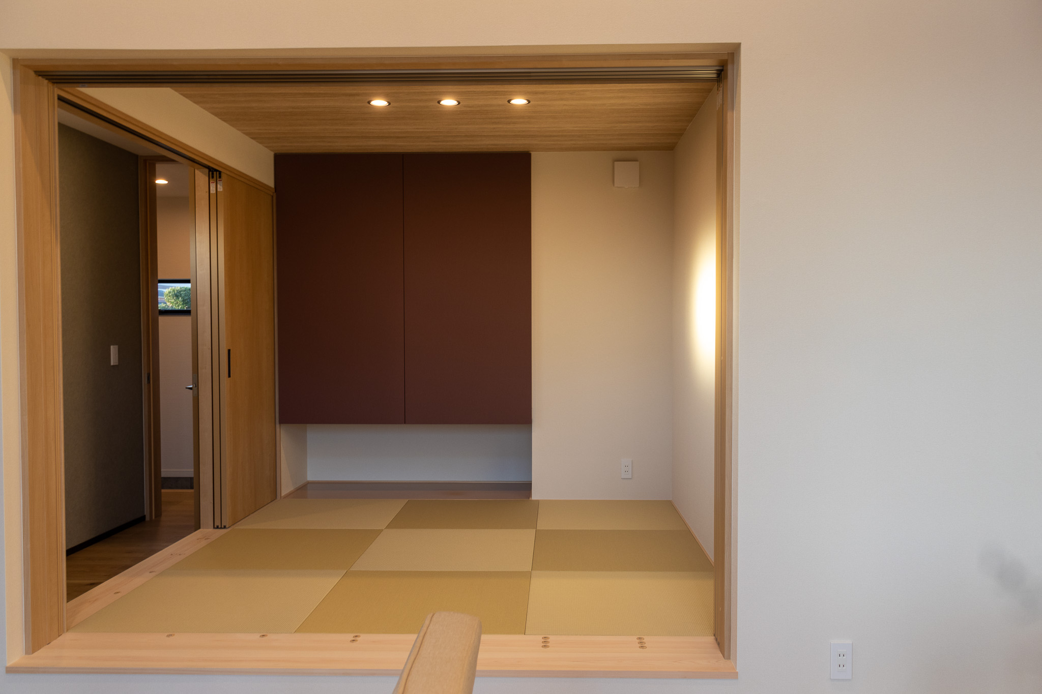 REIWA HOUSE（令和ハウス）｜リビングに隣接する小上がりの和室。
天井まで届く建具は標準仕様で、空間をより広く感じさせている。
