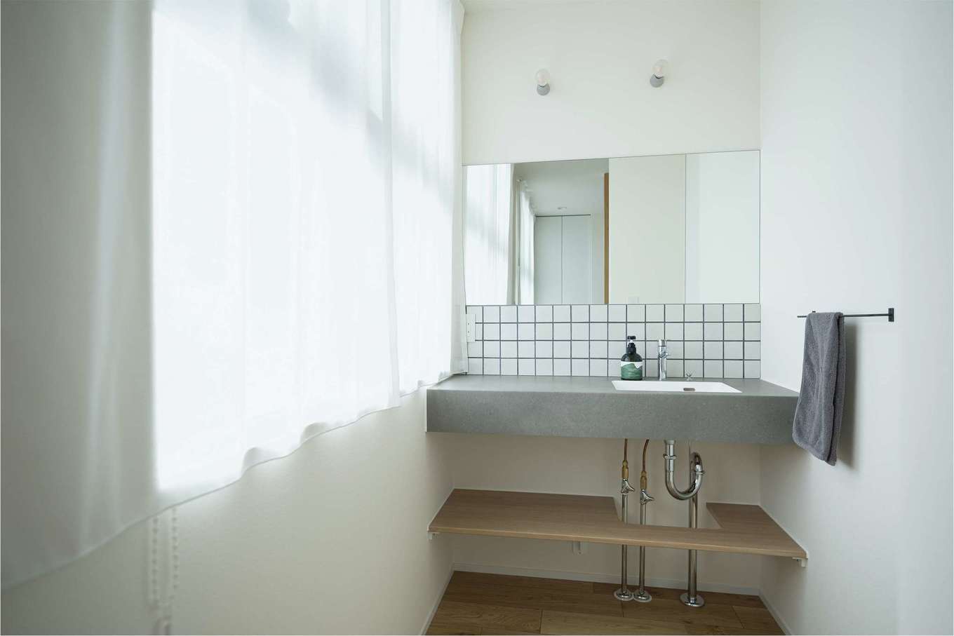 住家 JYUKA【デザイン住宅、間取り、インテリア】アイカ工業の洗面台とお気に入りのタイルを採用。立つだけで気分が上がる場所に