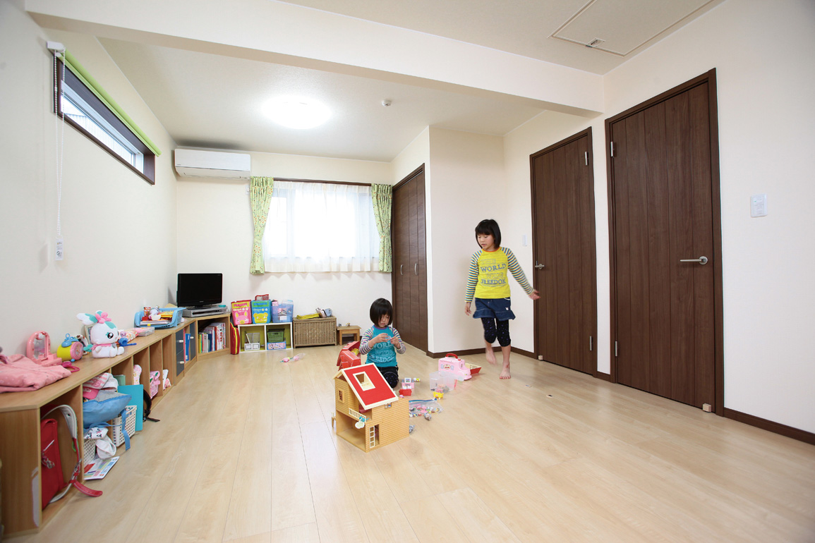 アフターホーム【1000万円台、デザイン住宅、狭小住宅】仲良し姉妹の部屋。小学生のうちは勉強はリビングでというのが奥さまの方針