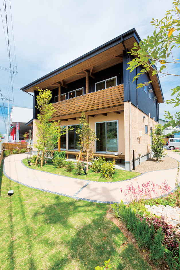 福工房【浜松市中央区下石田町1823-1・モデルハウス】黒いガルバリウムとベージュの塗り壁を組み合わせたシンプルモダンな外観