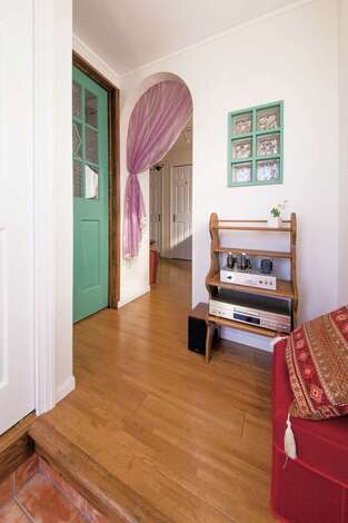 センスを感じる玄関ホール。建具のペンキはすべて施主さんの力作