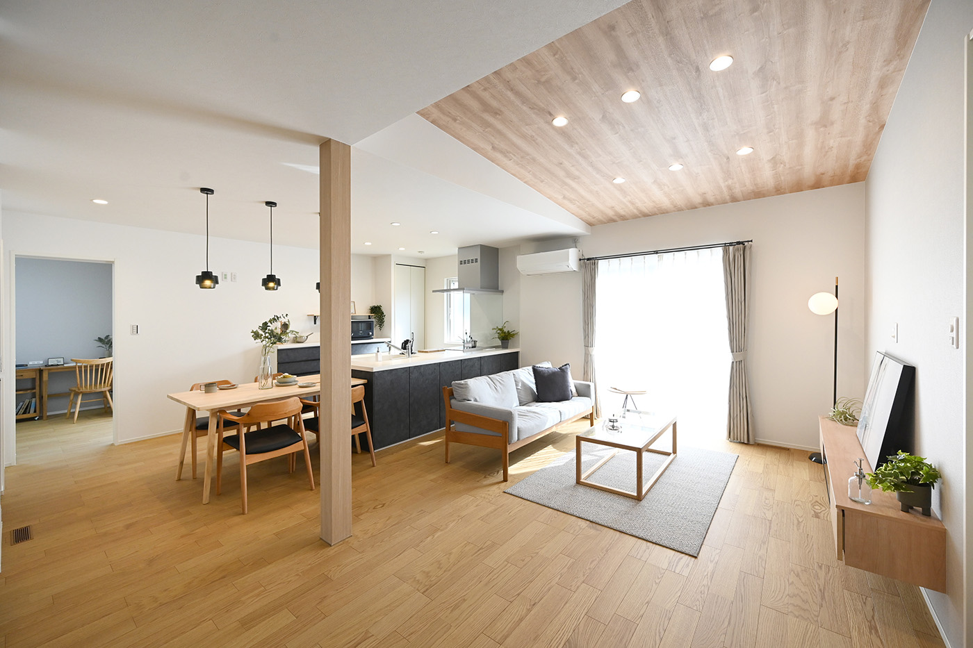 ユートピア建設【省エネ、間取り、平屋】南の窓から自然光が注ぐ明るい住まい
